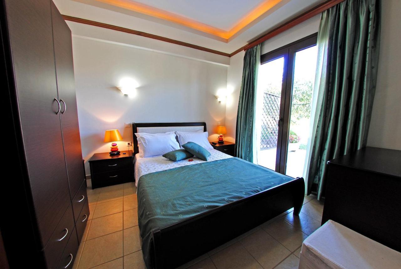 Dionysus Apartments & Suites إيريسوس الغرفة الصورة