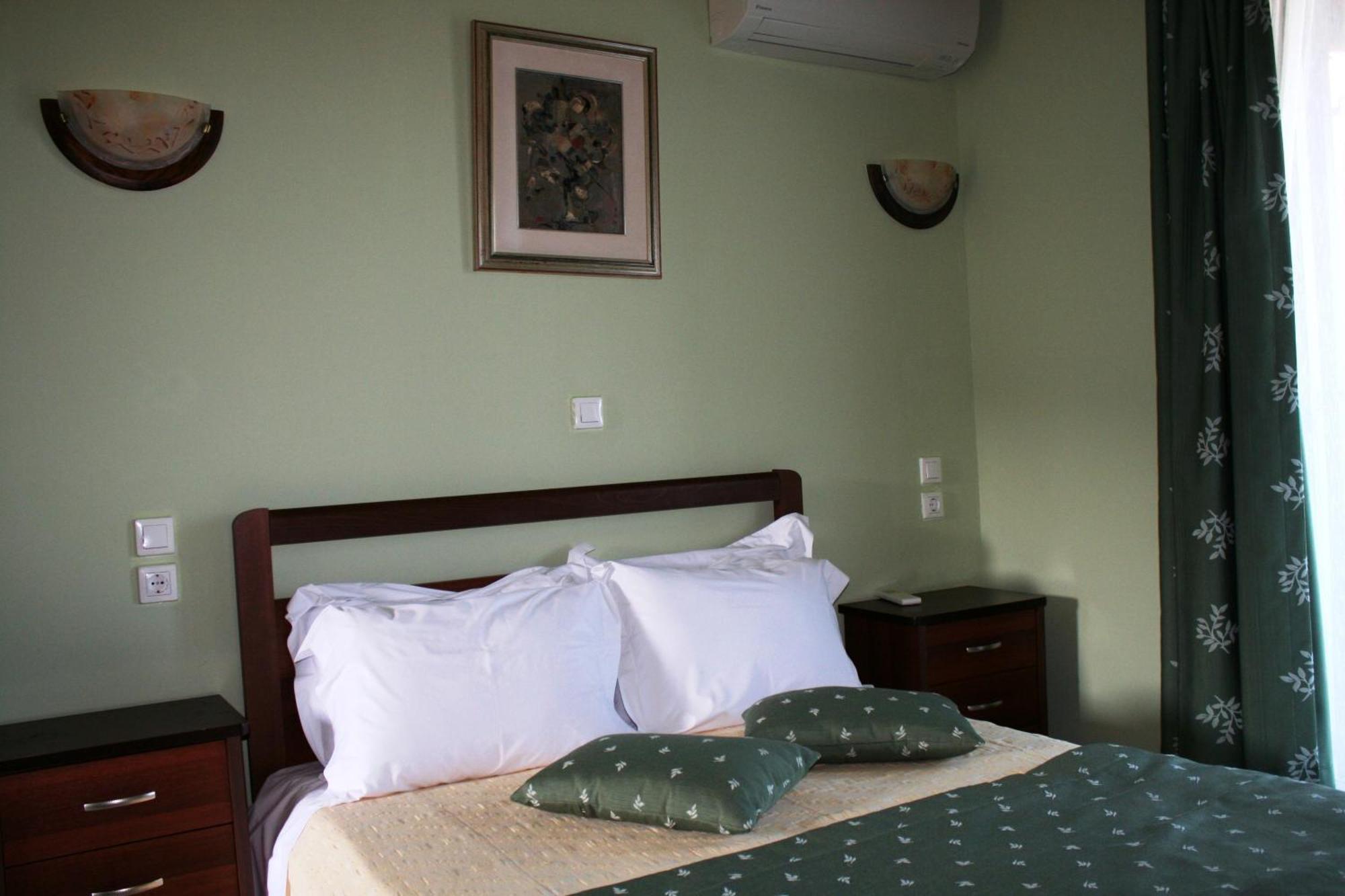 Dionysus Apartments & Suites إيريسوس الغرفة الصورة