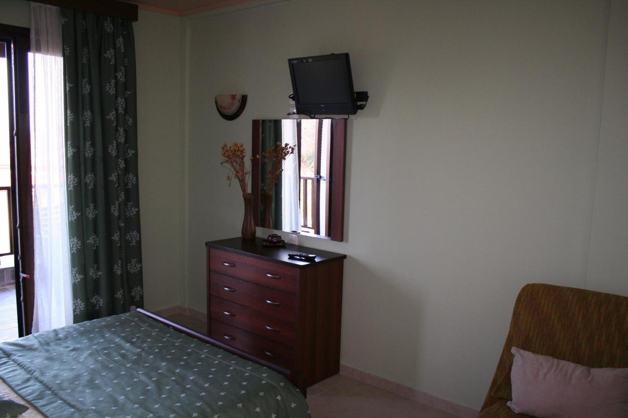 Dionysus Apartments & Suites إيريسوس الغرفة الصورة