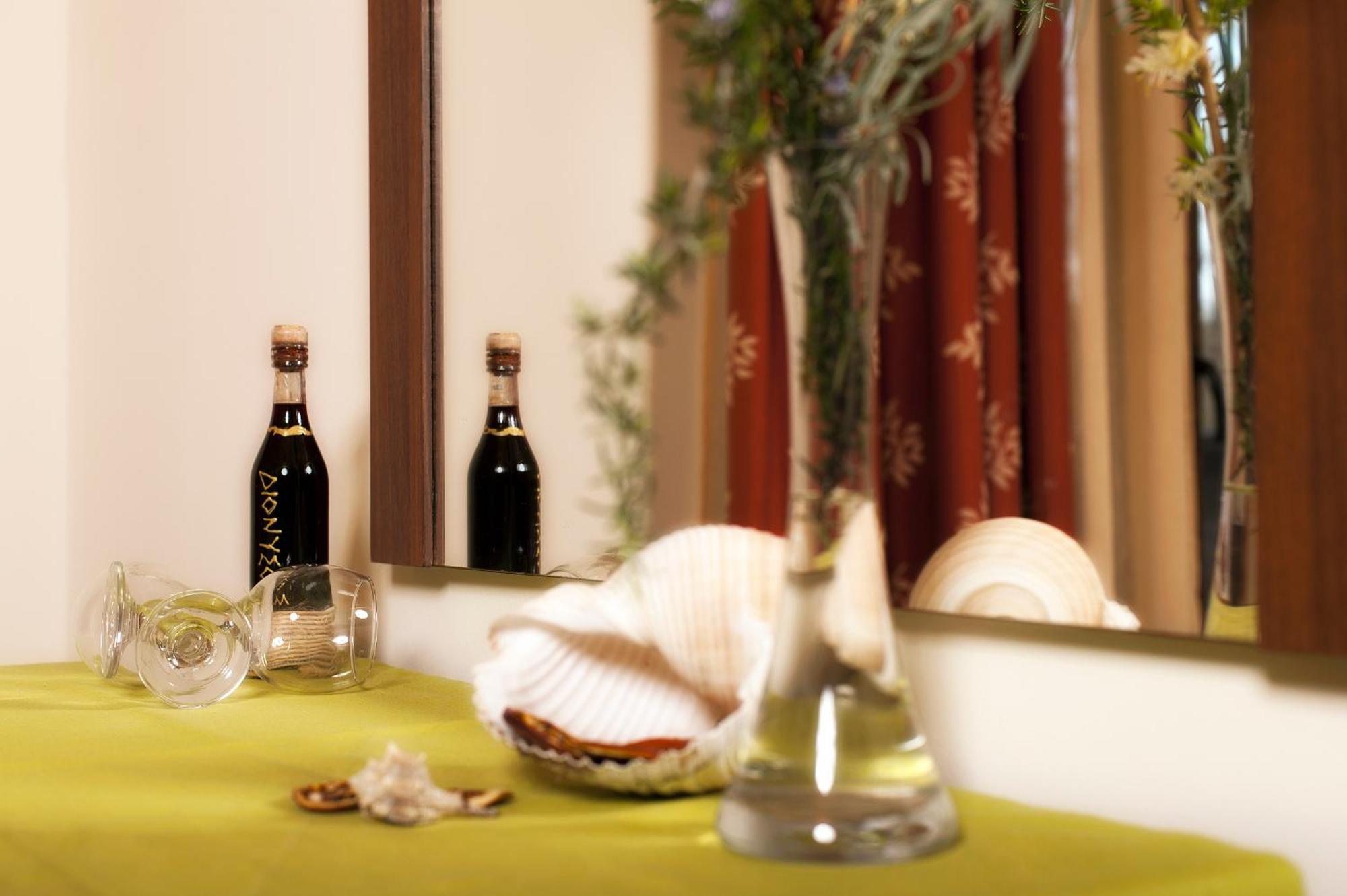 Dionysus Apartments & Suites إيريسوس الغرفة الصورة